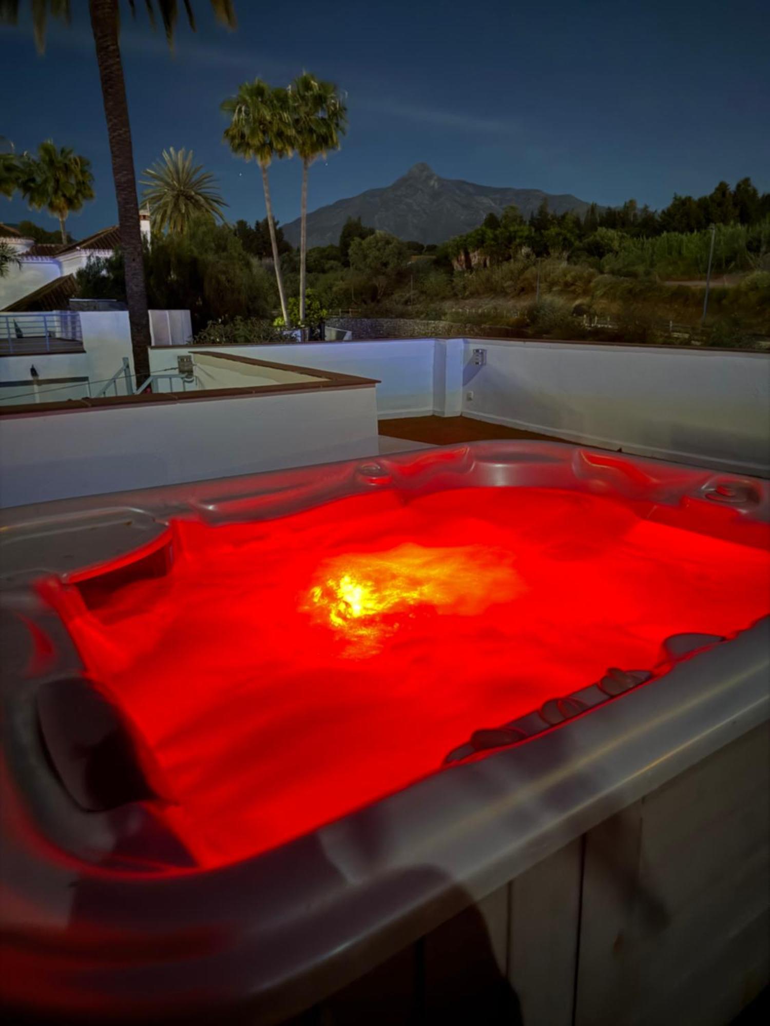 Puerto Banus Jacuzzi Close To Breath And Marbella Arena *